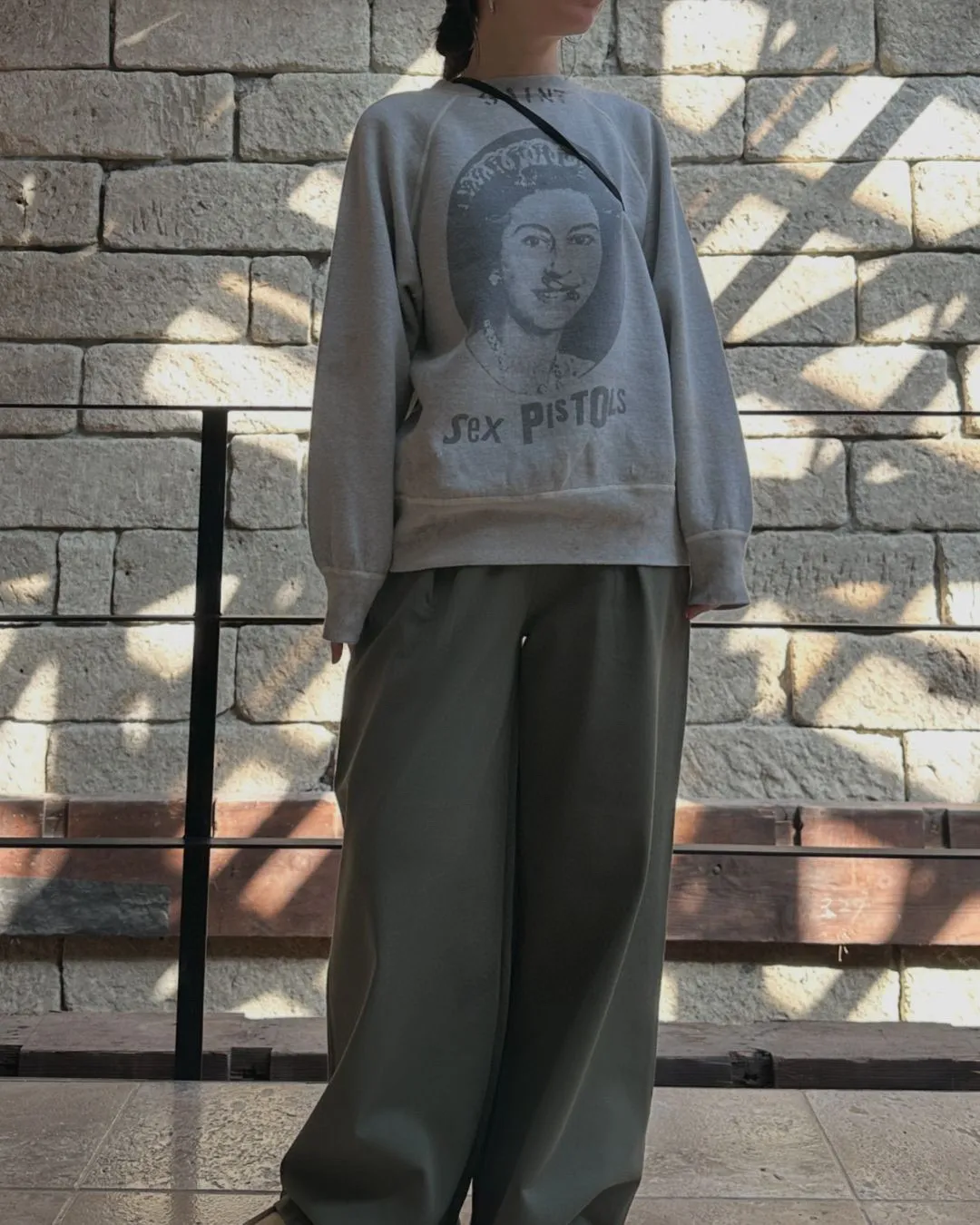 SAINT Mxxxxxx x SEX PISTOLS QUEEN SP_CREW SWT/GRAY band co-branded retro sweatshirt Queen's distressed sweatshirt with holes Distressed gray S-XL Retro distressed distressed hole wash treatment Hand-made graffiti treatment Factory four-needle six-thread boneless sewing Correct co-branded collar label/correct fruit label/wash water label/little angel label